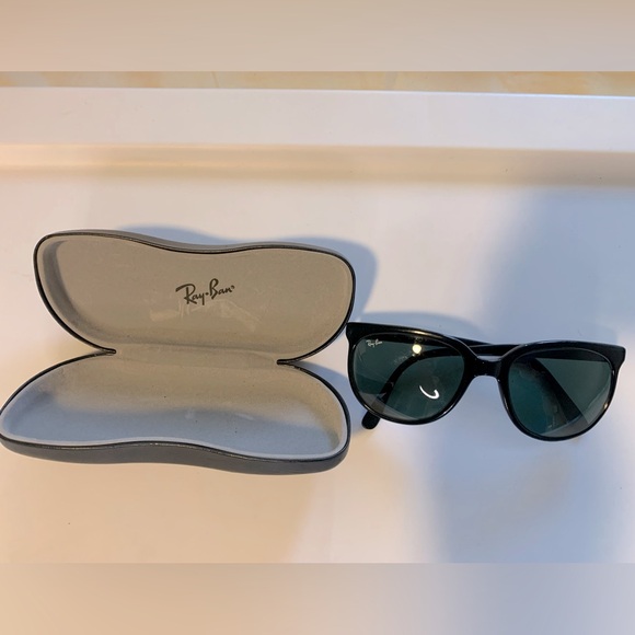 Vintage Ray-Ban Women’s Sunglasses - Picture 3 of 3